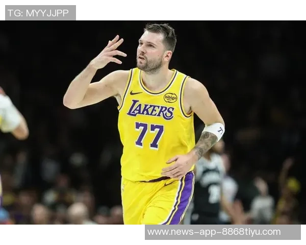 詹姆斯称赞东契奇为顶级四分卫自认外接手角色轻松自如